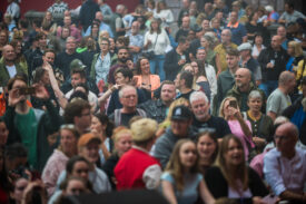 Feestend publiek tijdens het Bollekesfeest 2026 in Antwerpen
