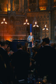 Saxofonist treedt op in de Gratiekerk tijdens het Grundfos-jubileumdiner.
