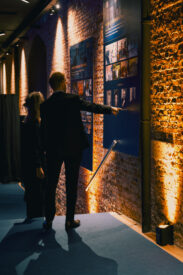 Gasten bekijken de visuele expo over 50 jaar Grundfos Belgium.