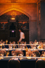 Gedekte dinertafels met lichtlijnen in de Gratiekerk vóór het Grundfos-jubileum.