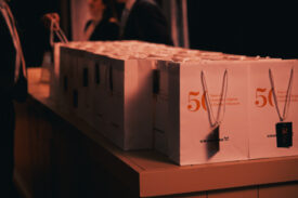 Geschenkzakjes voor de gasten van de Grundfos 50 Years Celebration.