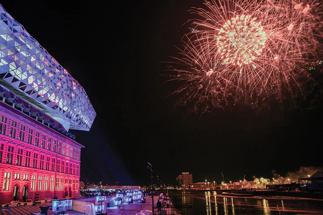 Het Havenhuis in Antwerpen met vuurwerk tijdens de opening