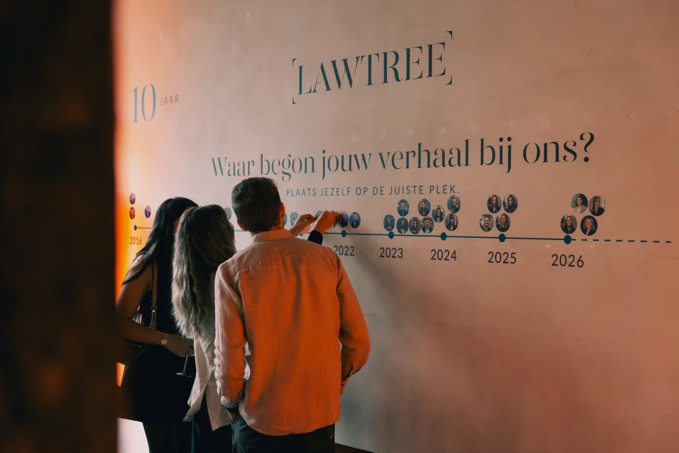 Gasten bij de Lawtree-verhalenwand tijdens een bedrijfsevent