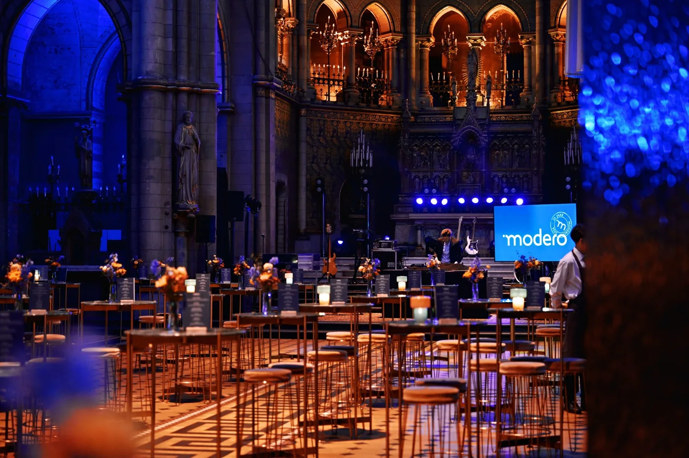Statafels en gasten tijdens het Modero-event in de Gratiekerk