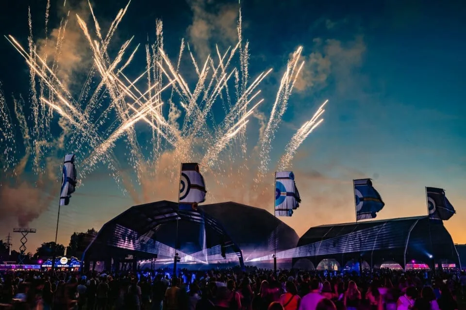 Pukkelpop-festival met publiek en vuurwerk