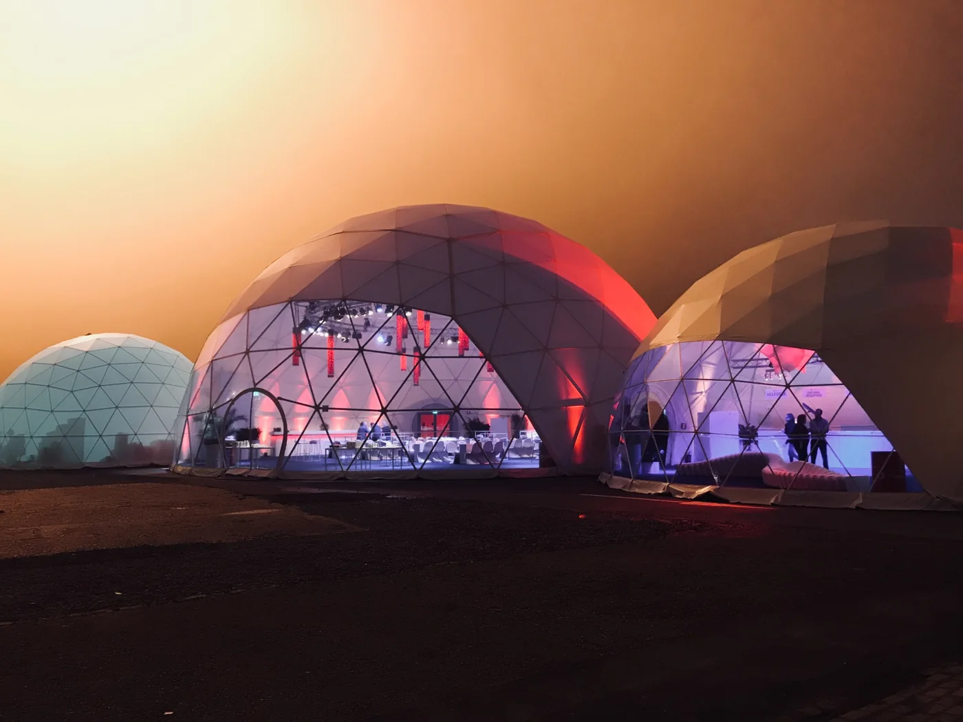 Koepeltenten met verlichting tijdens een Total-event