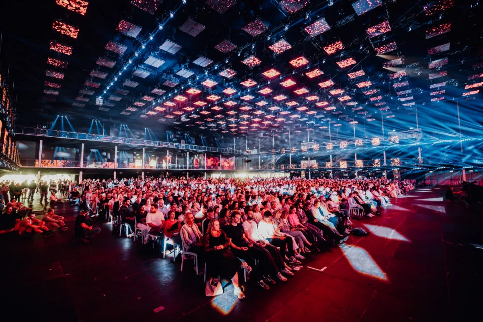 Publiek in de Freedom Stage tijdens Love Tomorrow Summit