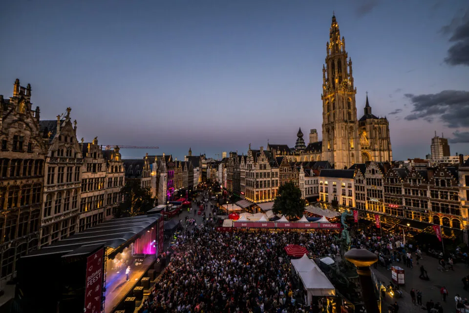 Luchtbeeld van het Bollekesfeest 2026 op de Grote Markt in Antwerpen