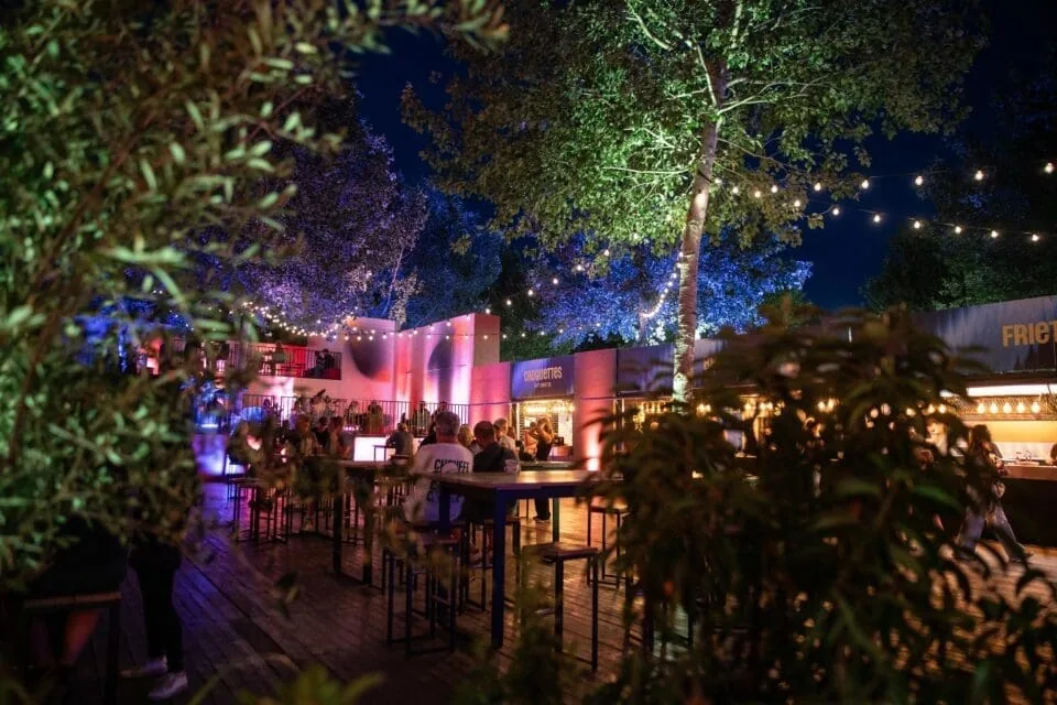 Verlichte hospitalityzone op Rock Werchter